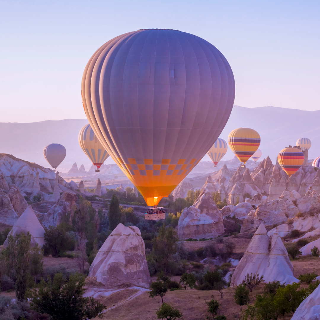 http://hot%20air%20balloons%20in%20mountain%20area%20with%20sunset